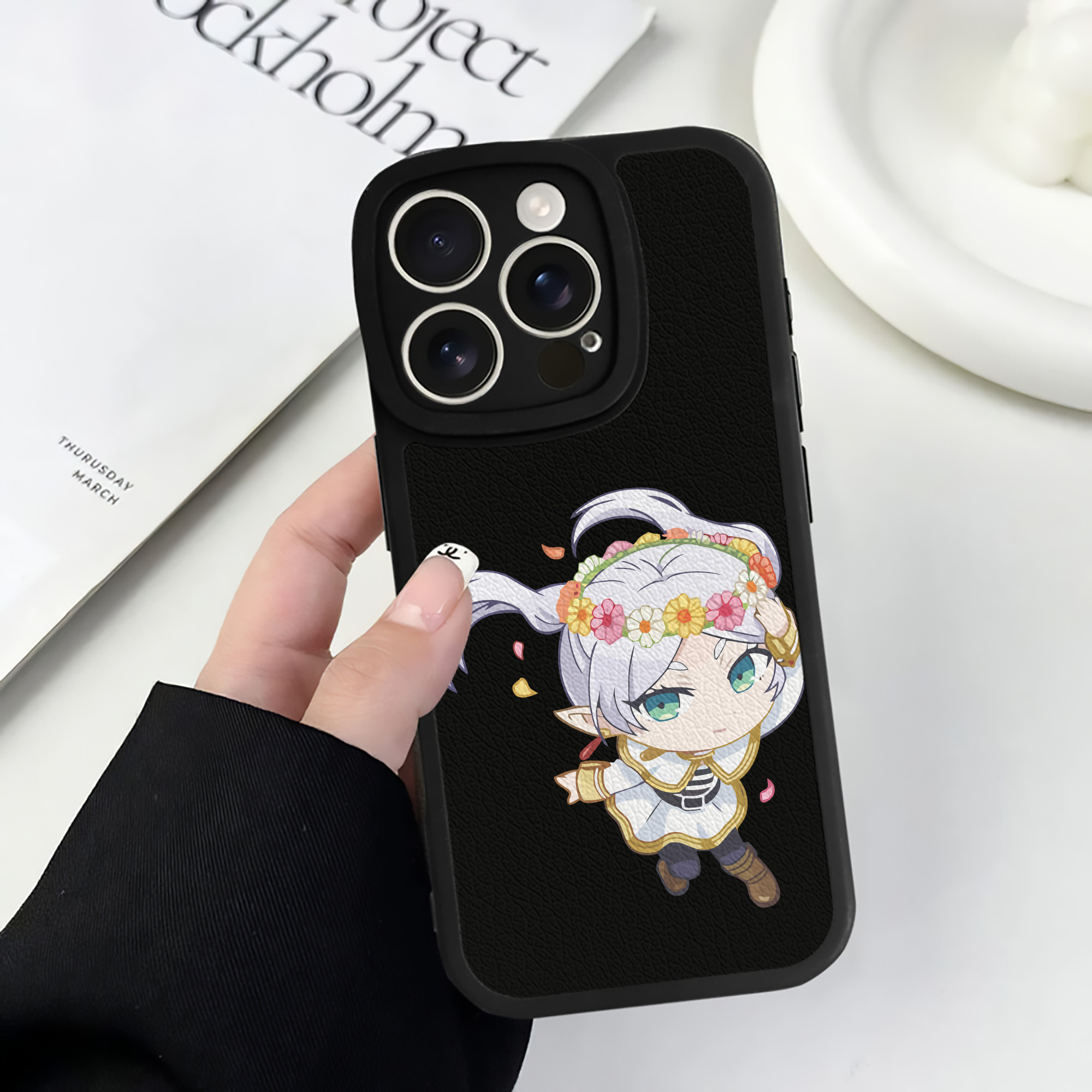 （画像用） 葬送のフリーレン Frieren 【iPhone 16シリーズ対応】シリコンスマホケース（レザー調） 材質：シリコン